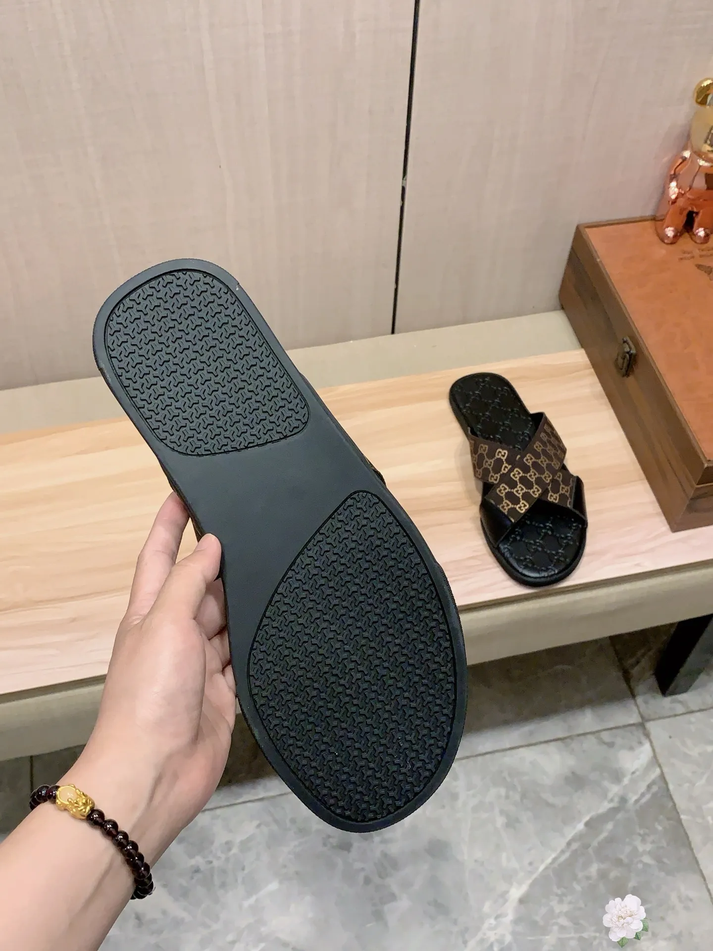 Slippers: New model: Factory price: 260💰💰🎩🎩🔥🔥《 Gucci* 》Series of slippers top purchasing agent🔍🔍Sold at the same time for men, original Italian imported webbing made of selected cowhide, exquisite workmanship,), sole: (super comfortable) original factory special sole, ⚠️exclusive double-layer movable molded sole super comfortable⚠️, real shot🎬the real thing is more beautiful🔍🔍266 regular code 38-44, can be ordered 45.